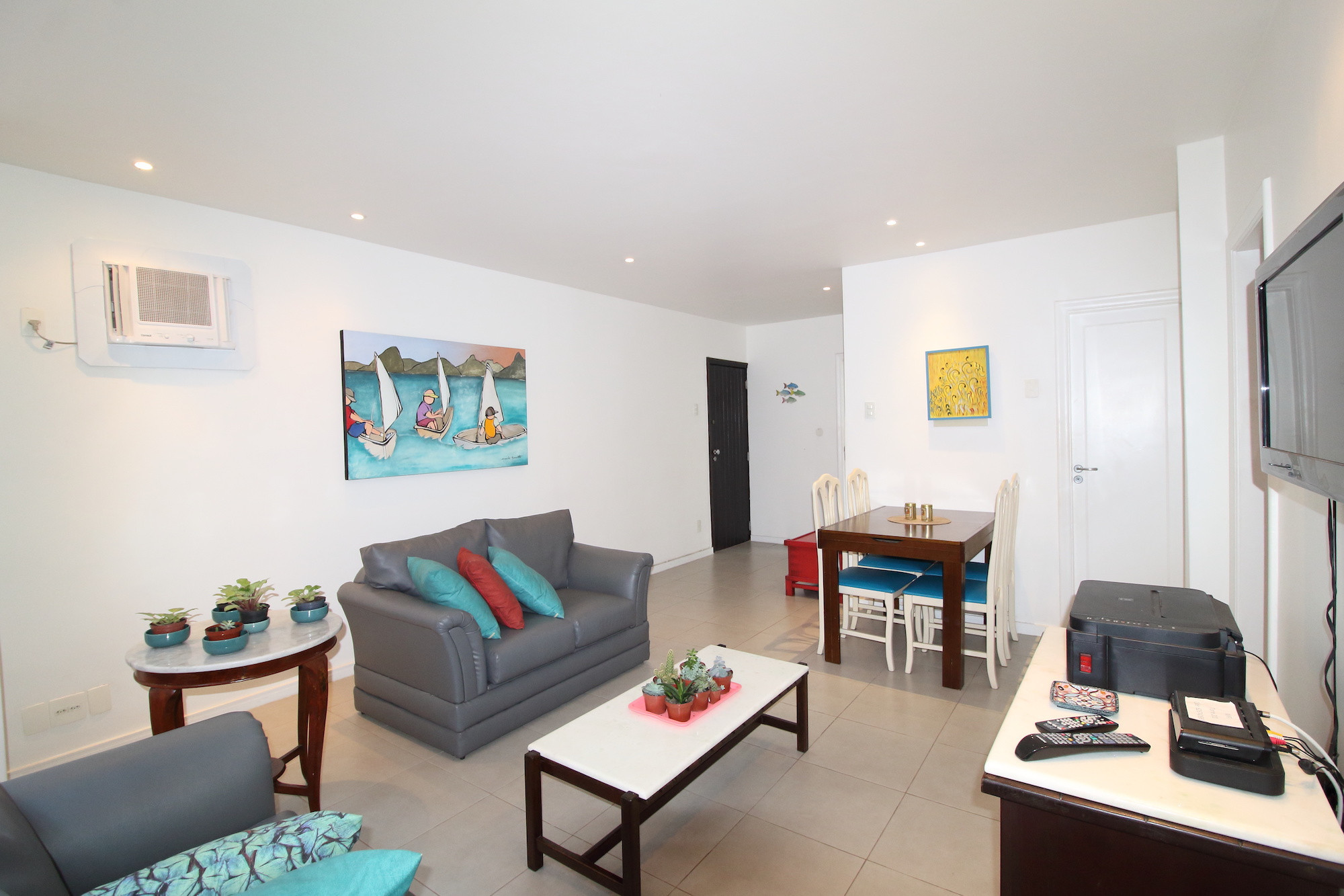 Sala linda e espaçosa 