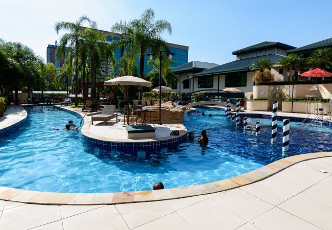 Piscina ao ar livre de uso comum do condomínio