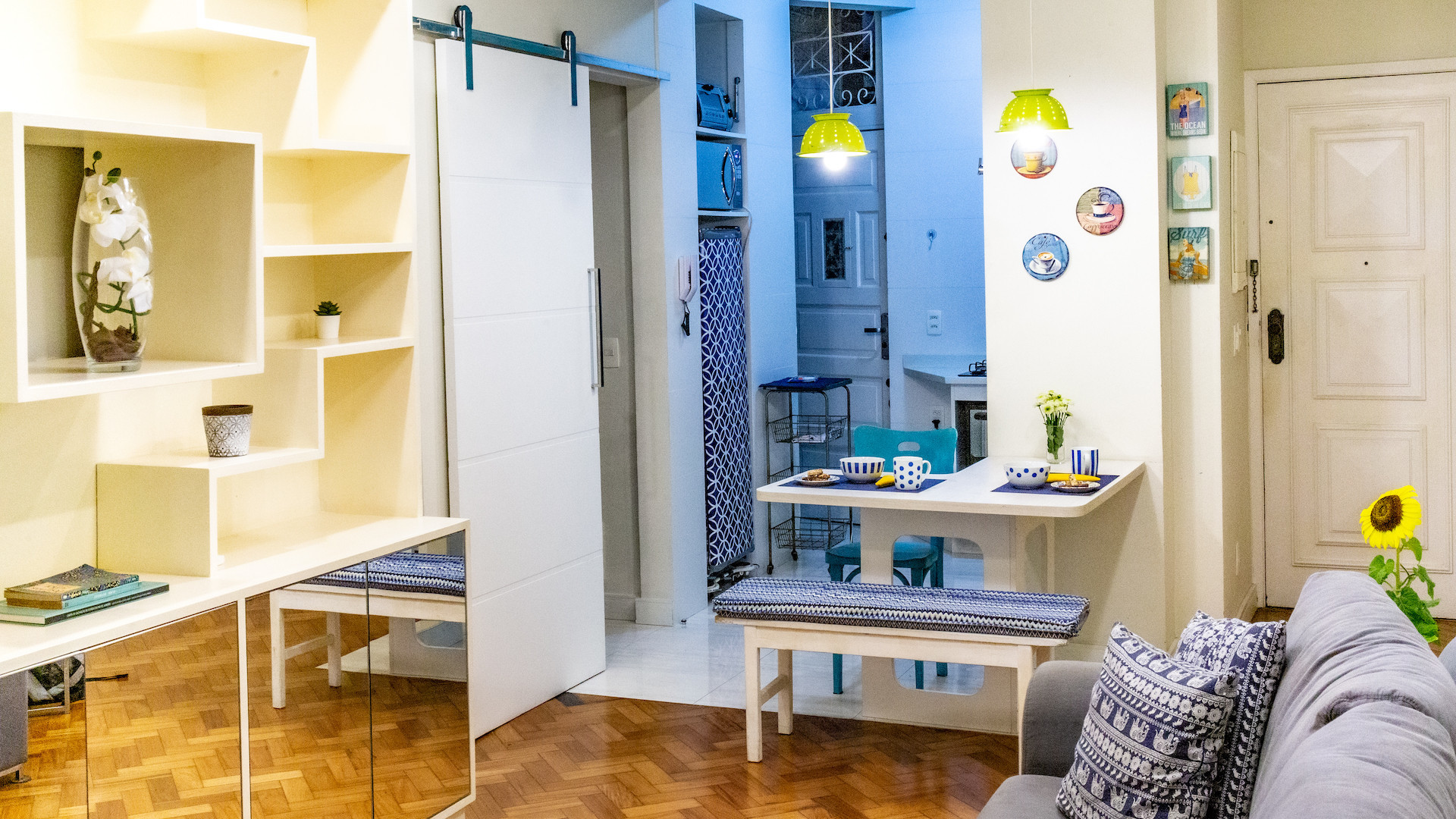 Sala de estar ampla e confortável com sofá, TV e mesa de jantar.