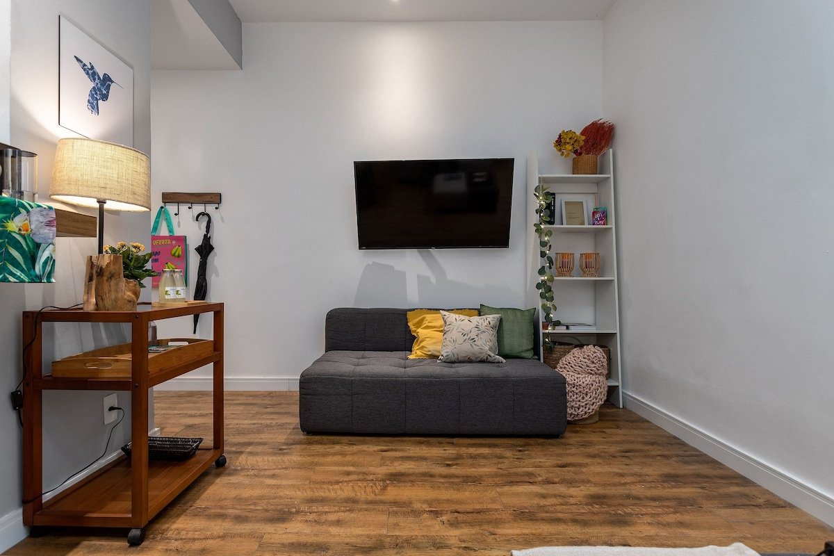 Apartamento em Rio de Janeiro - HUM104| Quarto e sala no coração do Leblon
