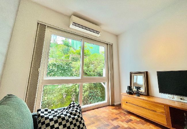 Apartamento em Rio de Janeiro - RUB303| 2 quartos em rua arborizada no Baixo Gávea