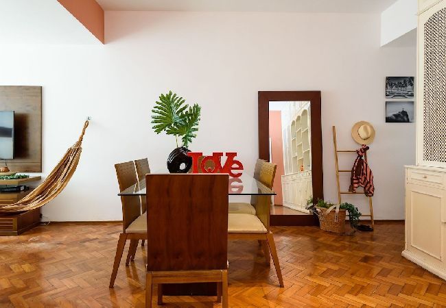 Apartamento em Rio de Janeiro - ATA702| Três quartos próximo a Praia do Leblon