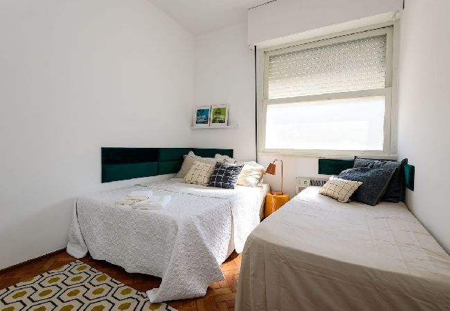 Apartamento em Rio de Janeiro - ATA702| Três quartos próximo a Praia do Leblon