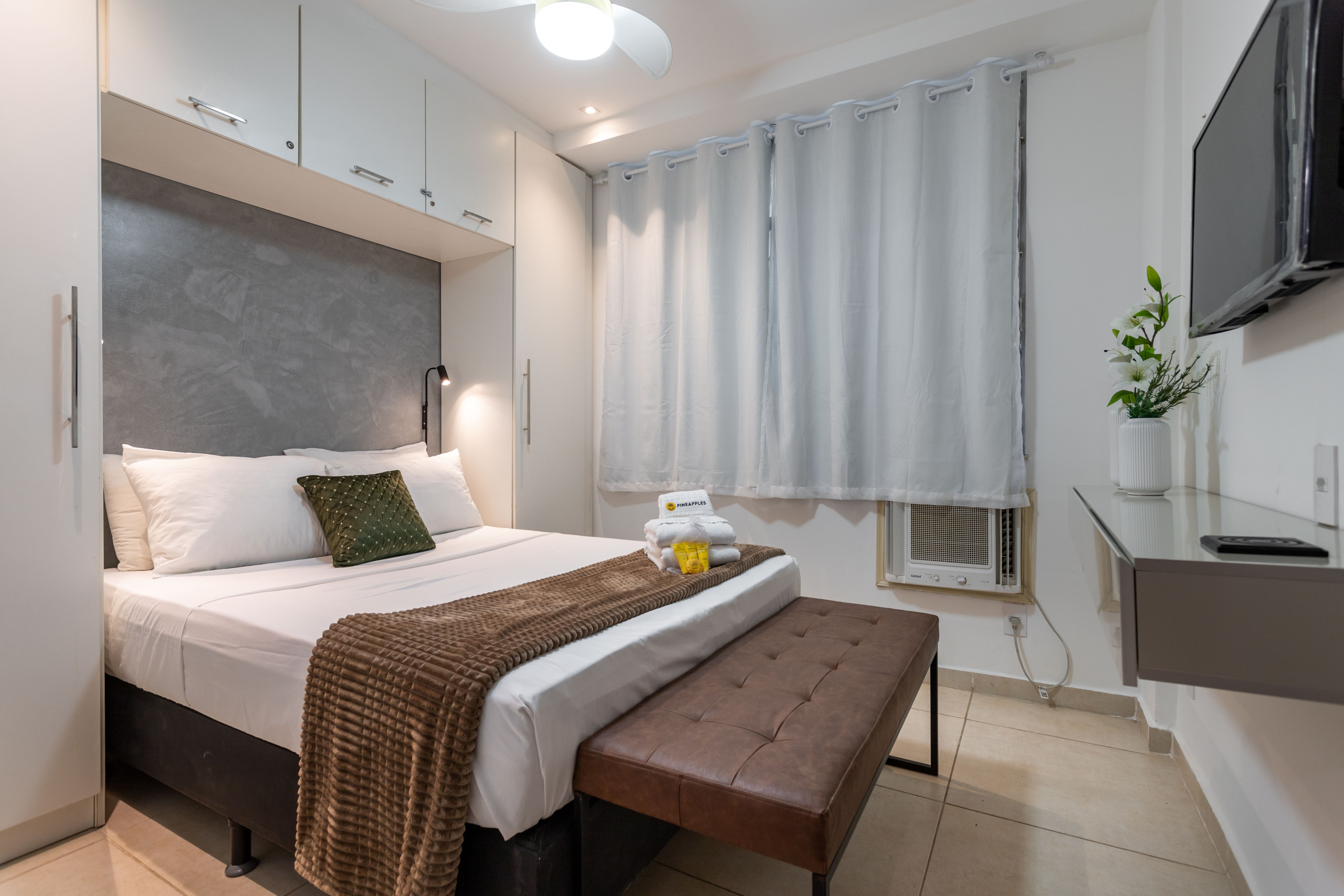 Apartamento em Rio de Janeiro - Em frente ao metrô e 8 minutos da praia | SF228