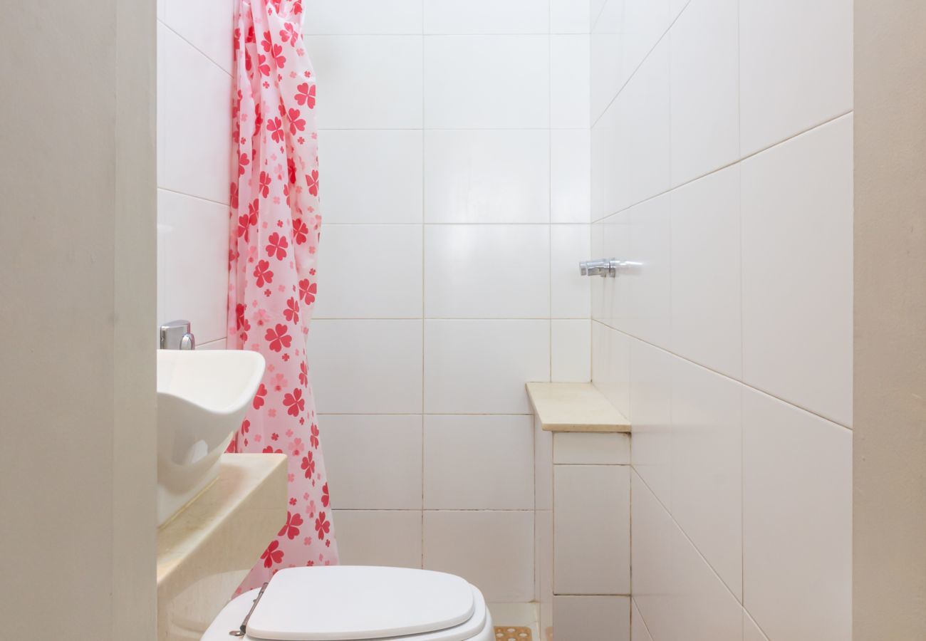 Apartamento em Rio de Janeiro - 450 metros da praia do Leme | PI401