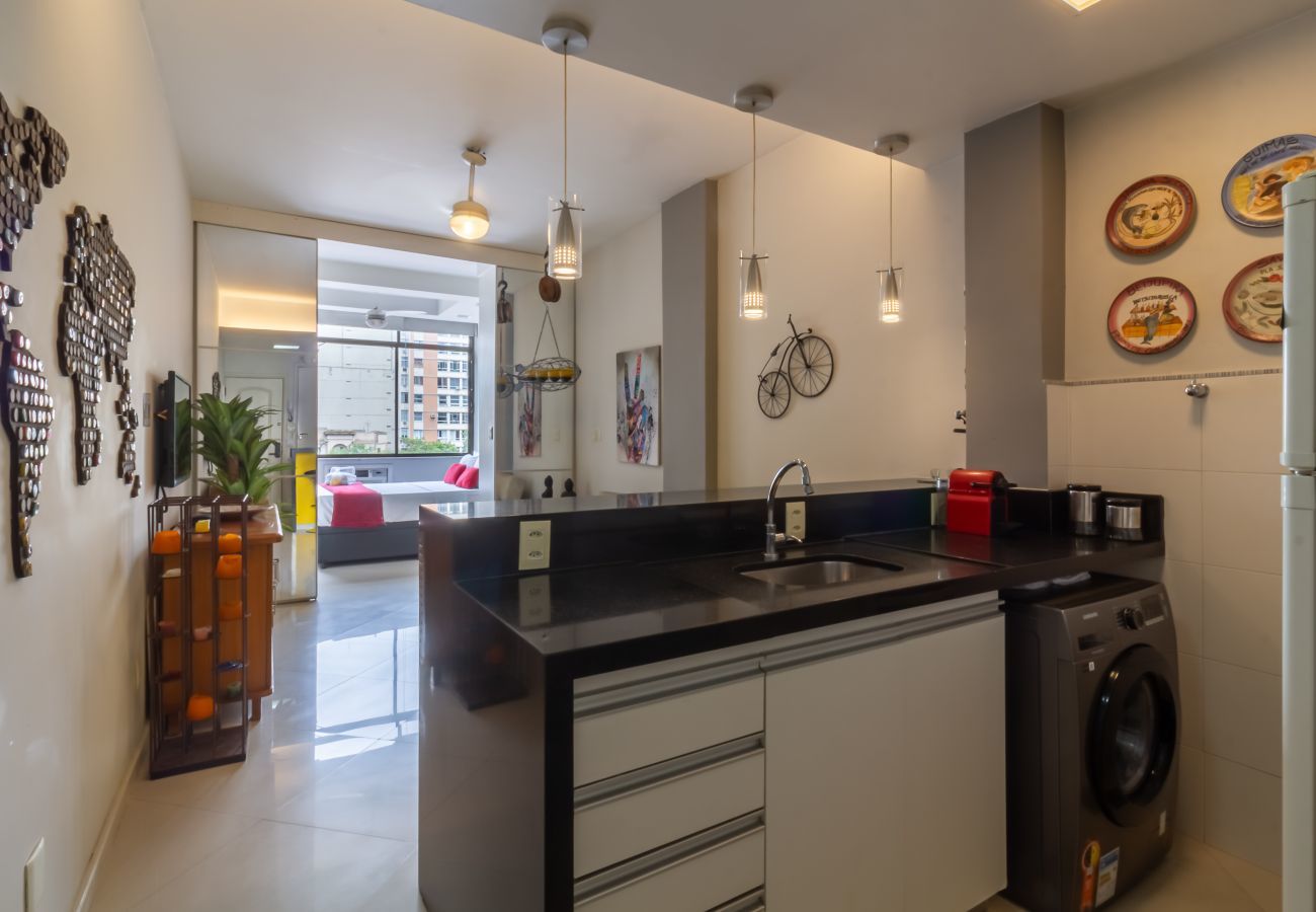 Apartamento em Rio de Janeiro - 450 metros da praia do Leme | PI401