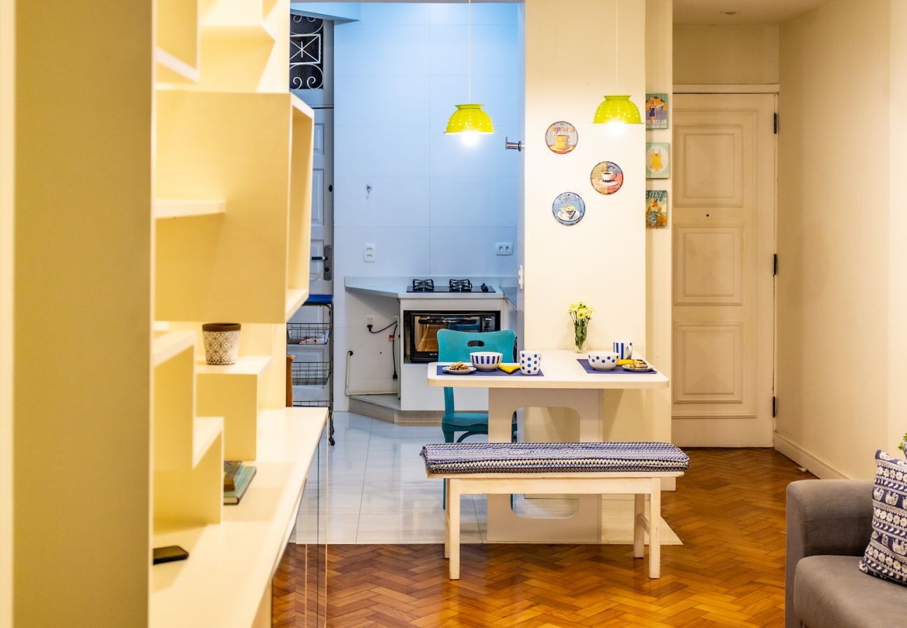 Sala de estar ampla e confortável com sofá, TV e mesa de jantar