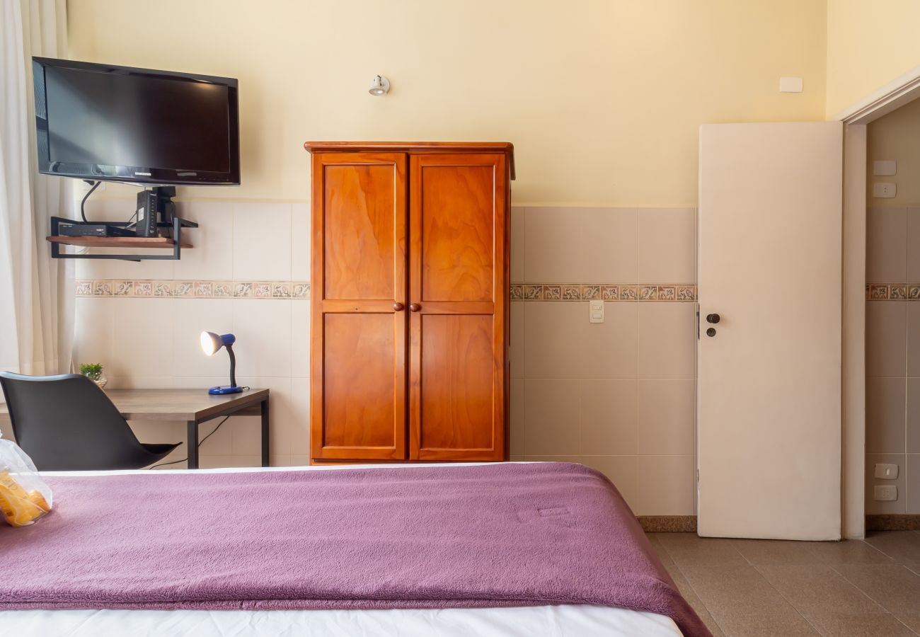 Apartamento em Rio de Janeiro - 5 minutos da praia de Copacabana | STC905