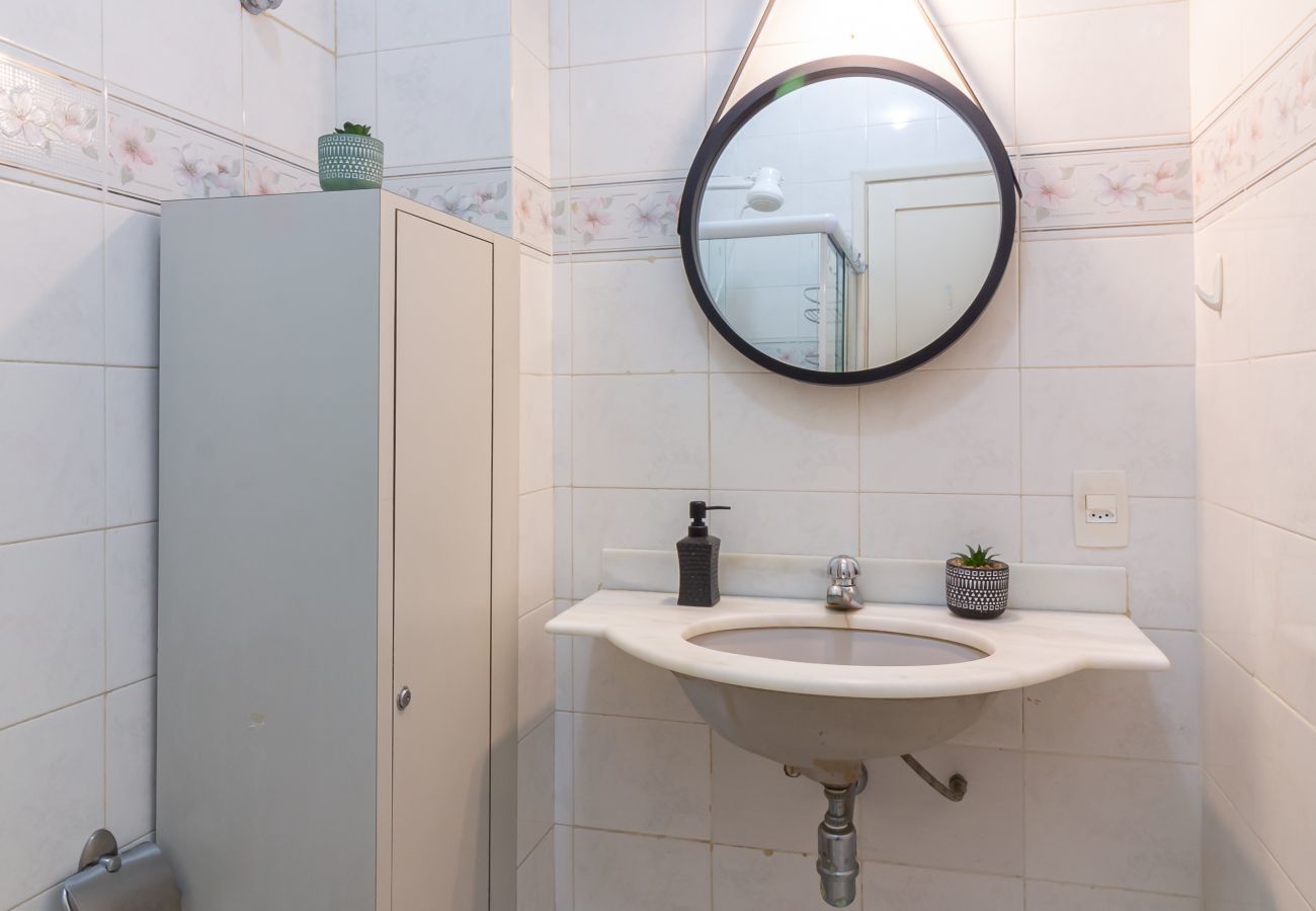 Apartamento em Rio de Janeiro - 5 minutos da praia de Copacabana | STC905