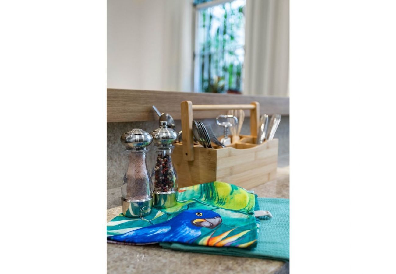 Apartamento em Rio de Janeiro - HUM104| Quarto e sala no coração do Leblon