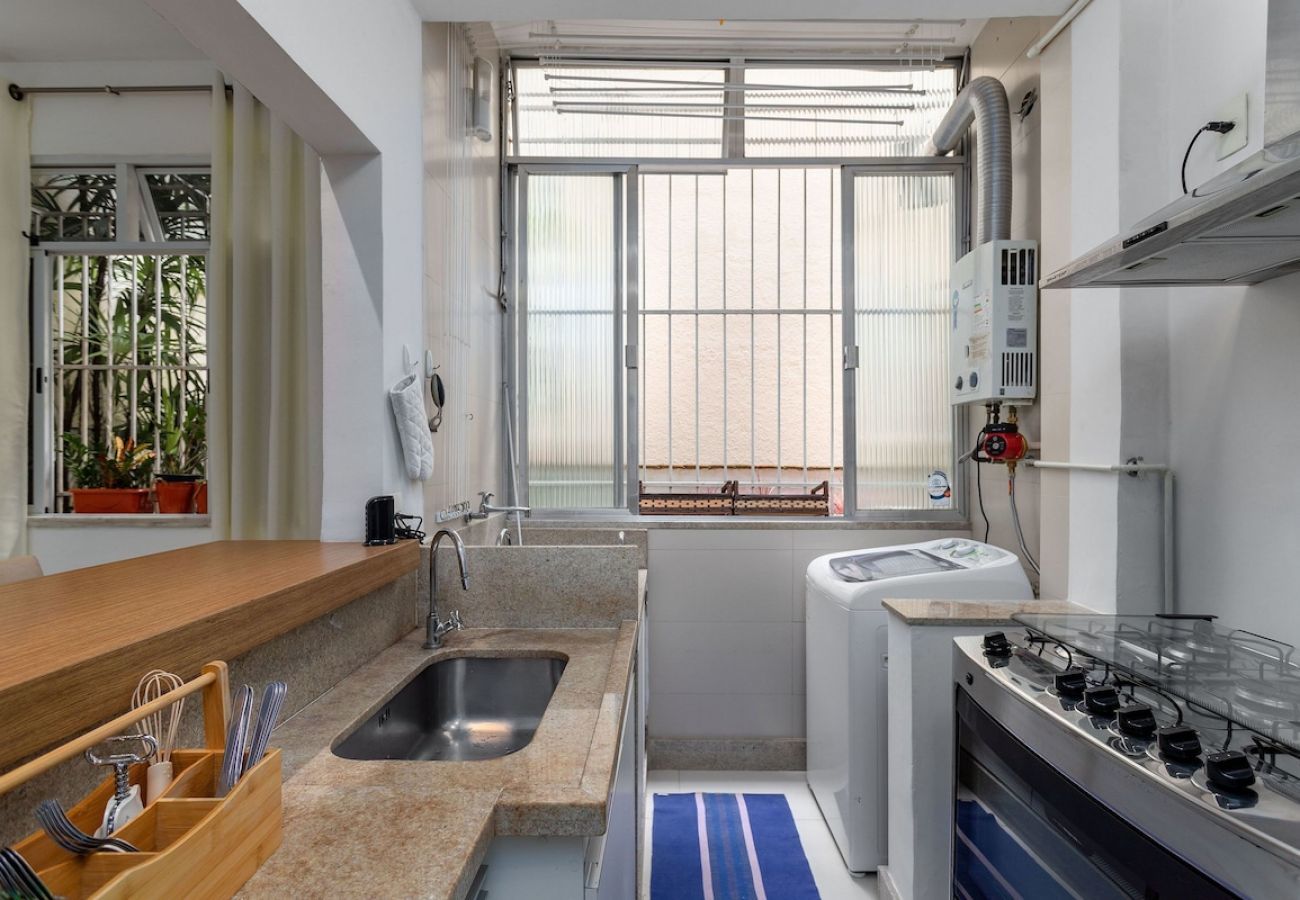 Apartamento em Rio de Janeiro - HUM104| Quarto e sala no coração do Leblon