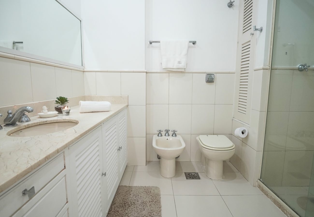 Apartamento em Rio de Janeiro - GUI301| Apto. na Quadra da Praia do Leblon