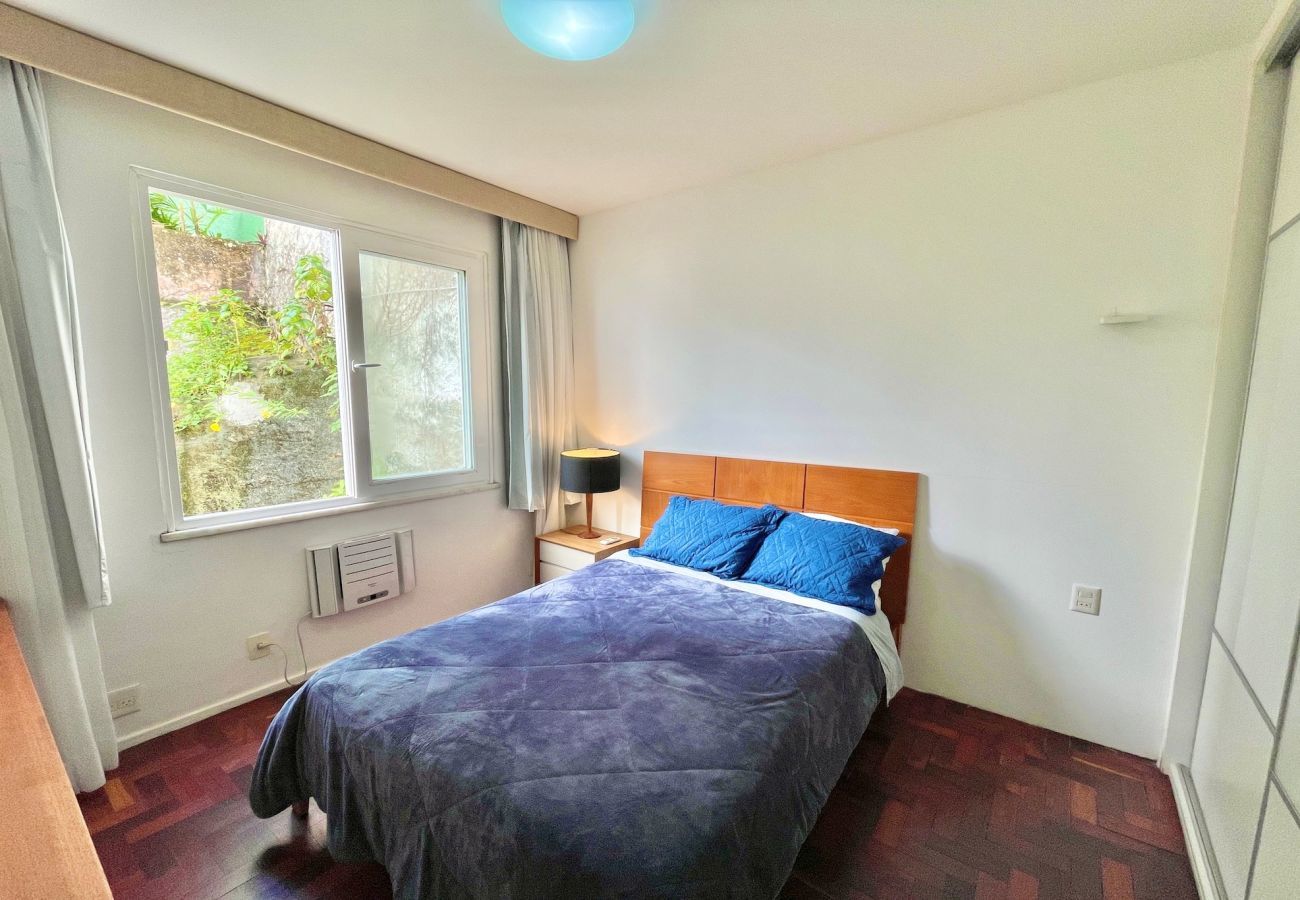 Apartamento em Rio de Janeiro - RUB303| 2 quartos em rua arborizada no Baixo Gávea