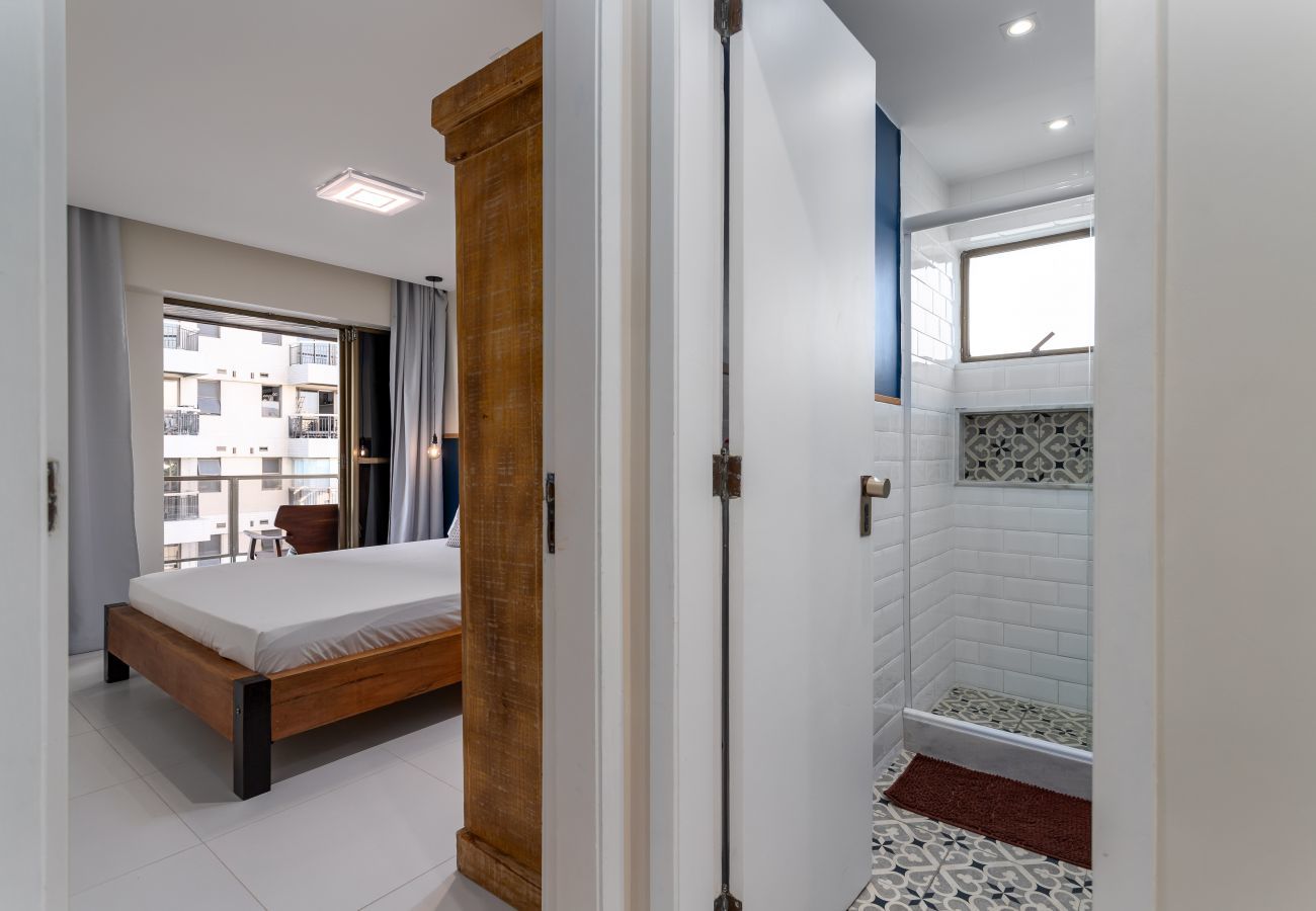 Quarto com uma cama de casal