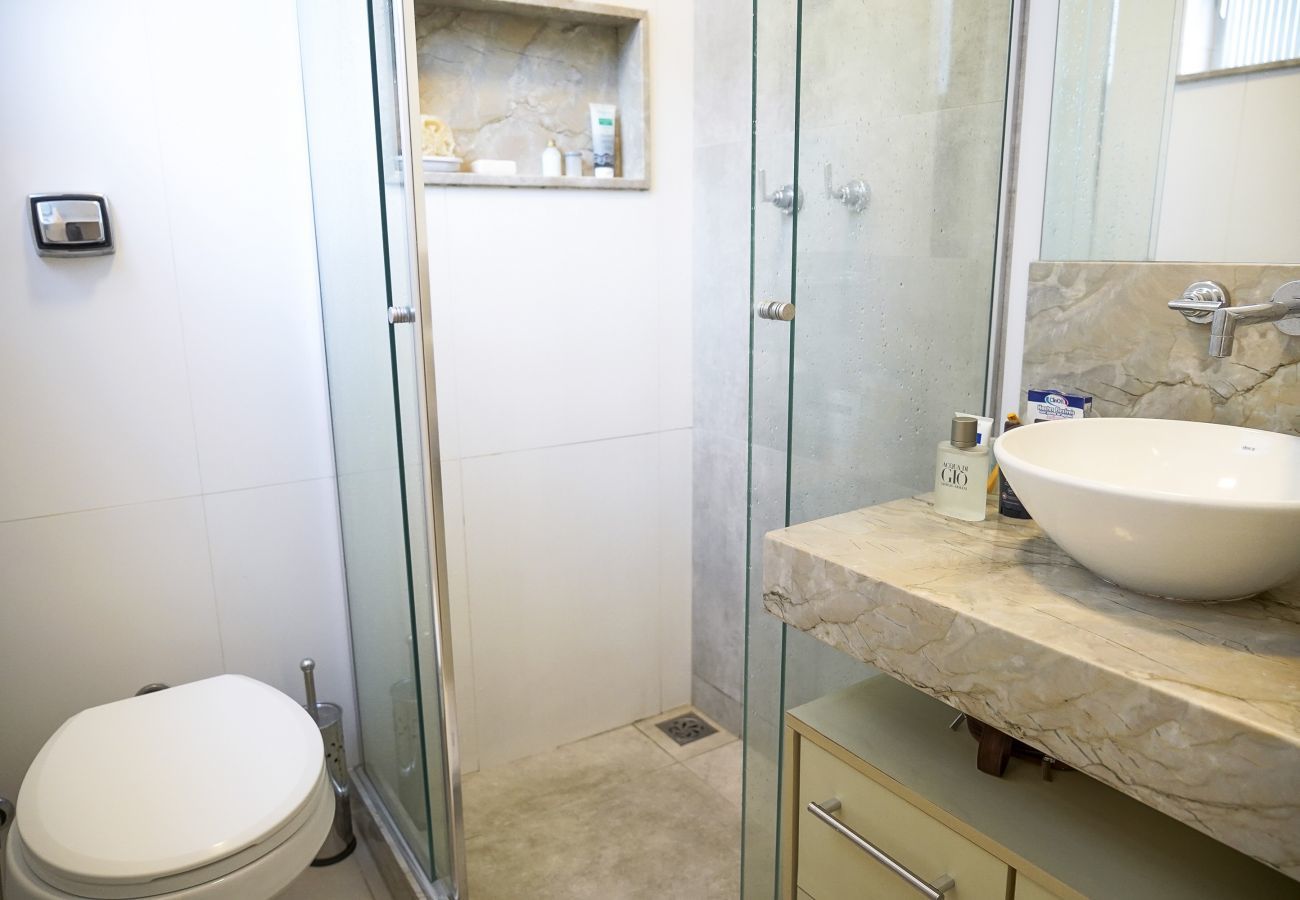 Apartamento em Rio de Janeiro - SCL206| Quarto e sala moderno em Botafogo