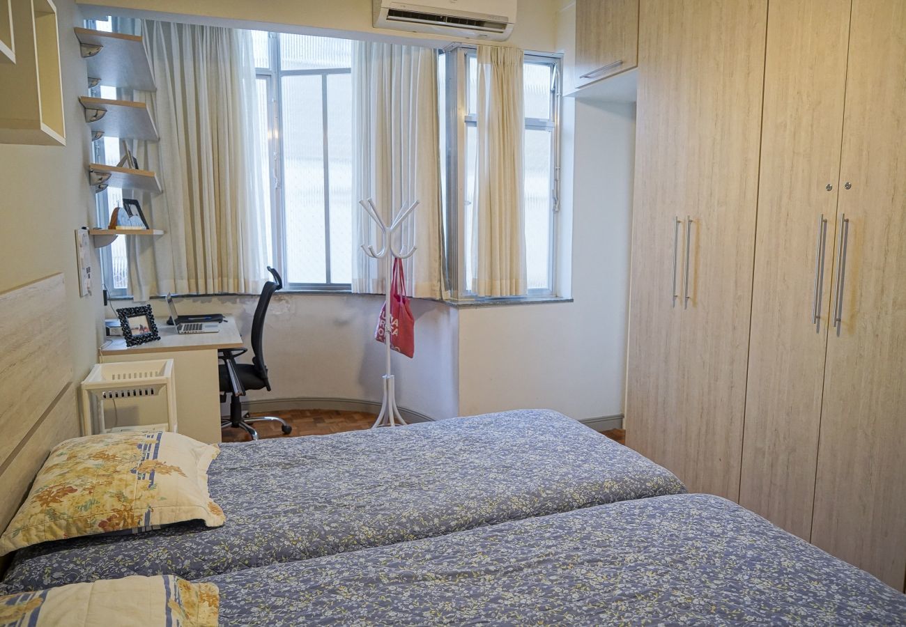Apartamento em Rio de Janeiro - SCL206| Quarto e sala moderno em Botafogo