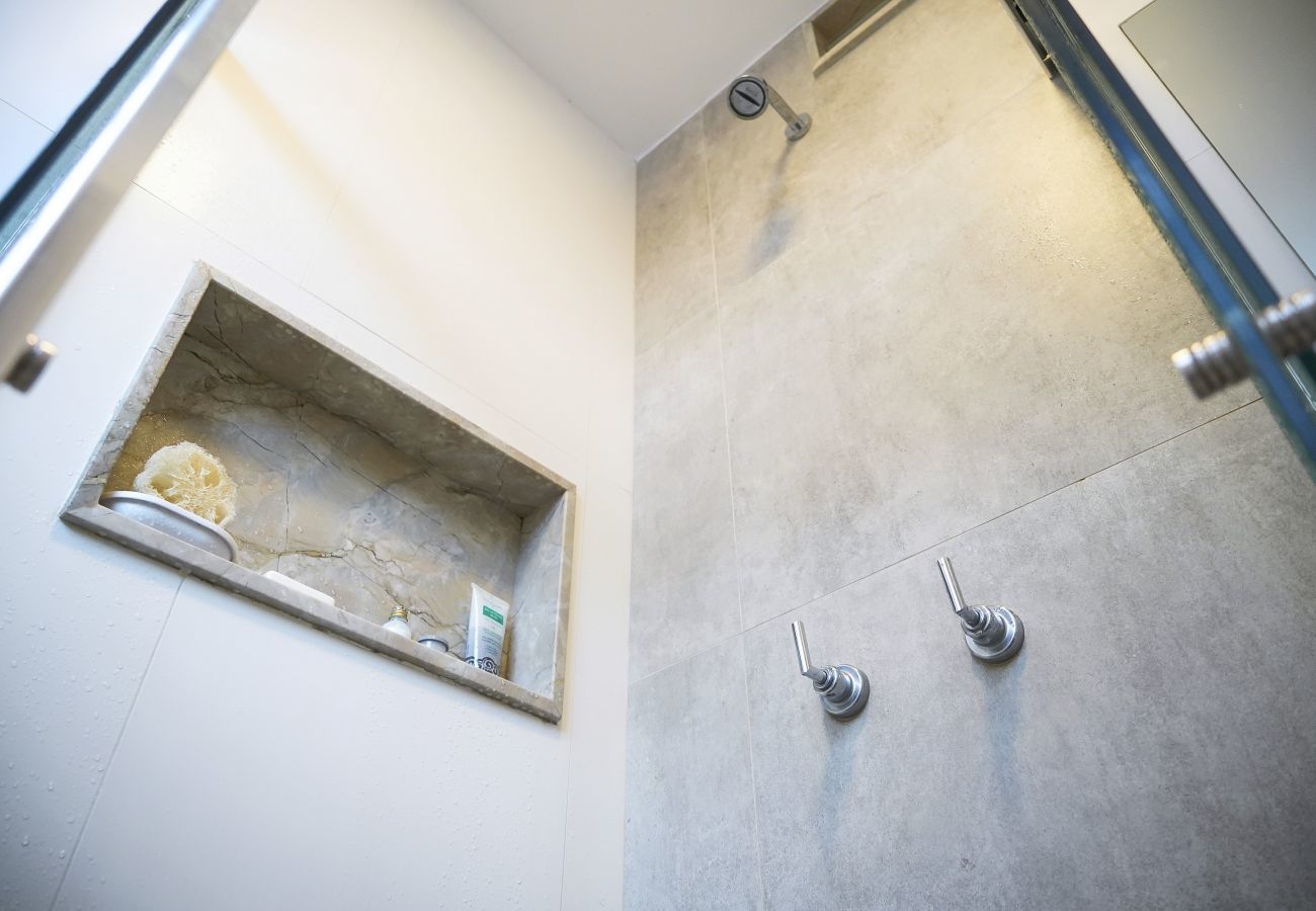 Apartamento em Rio de Janeiro - SCL206| Quarto e sala moderno em Botafogo