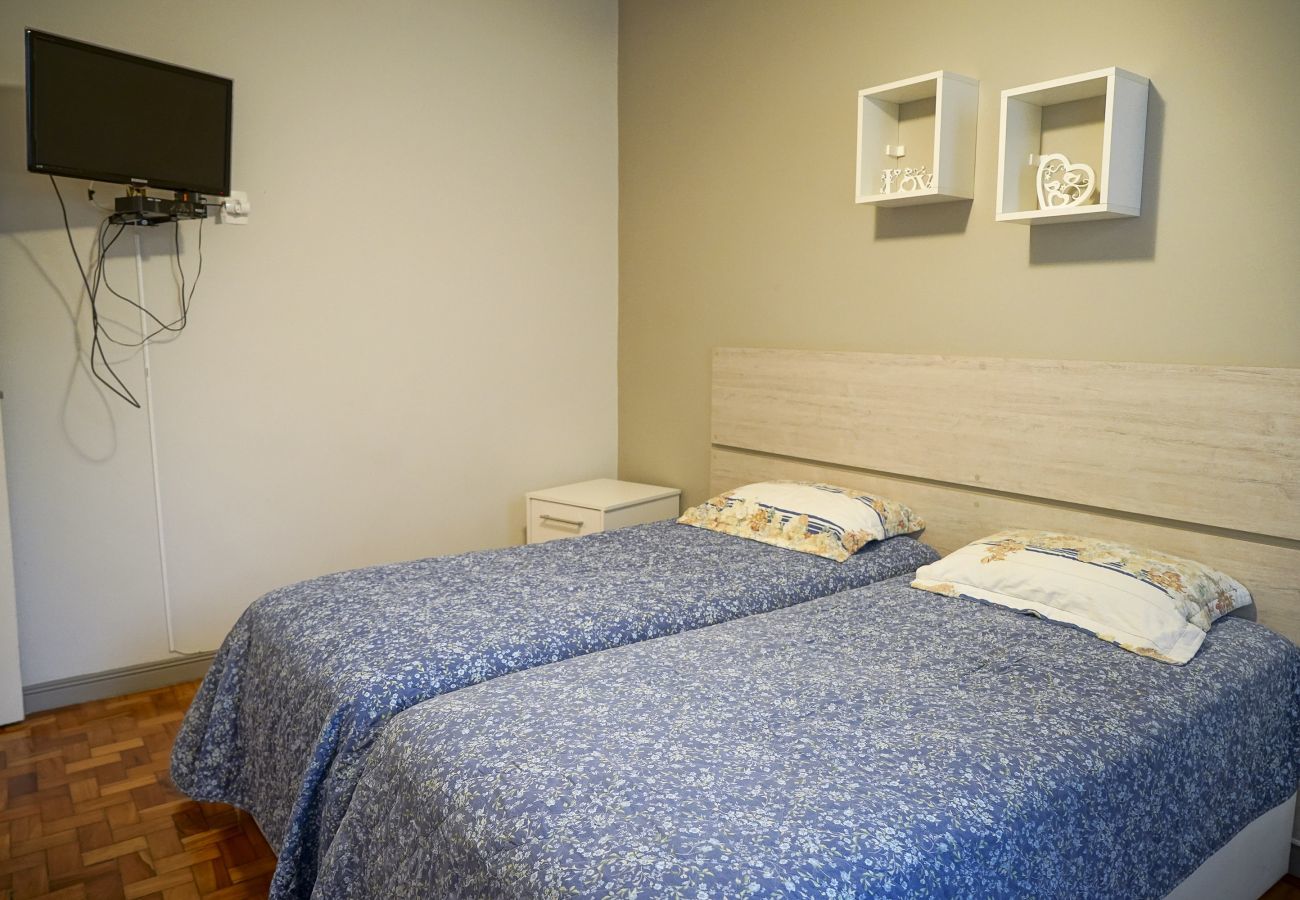 Apartamento em Rio de Janeiro - SCL206| Quarto e sala moderno em Botafogo