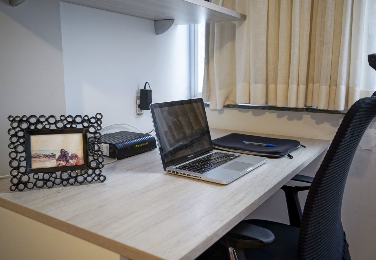 Apartamento em Rio de Janeiro - SCL206| Quarto e sala moderno em Botafogo