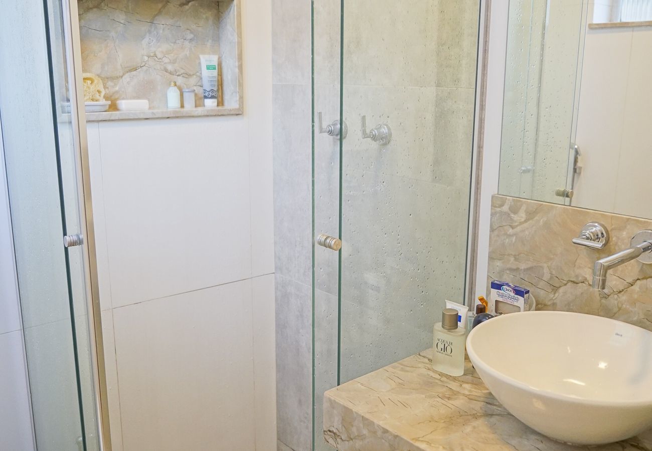 Apartamento em Rio de Janeiro - SCL206| Quarto e sala moderno em Botafogo