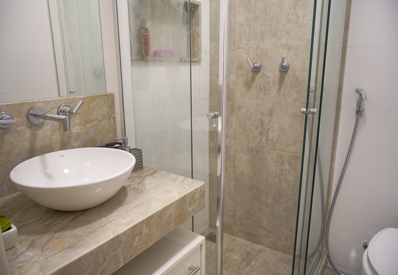Apartamento em Rio de Janeiro - SCL206| Quarto e sala moderno em Botafogo