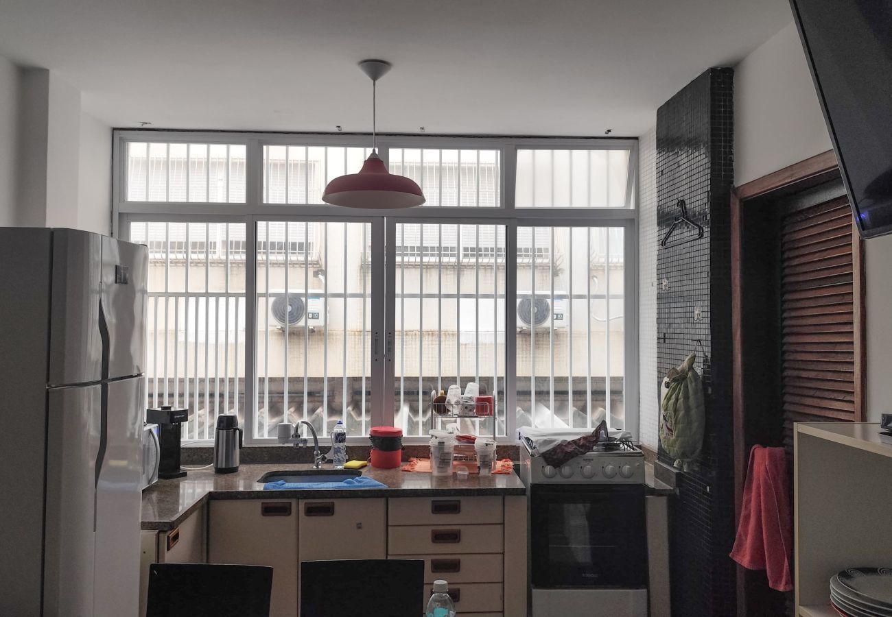 Apartamento em Rio de Janeiro - Urq112 | 2 quartos na quadra da praia no Leblon