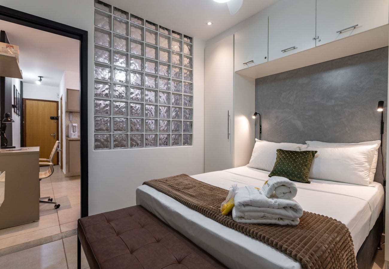 Apartamento em Rio de Janeiro - Em frente ao metrô e 8 minutos da praia | SF228