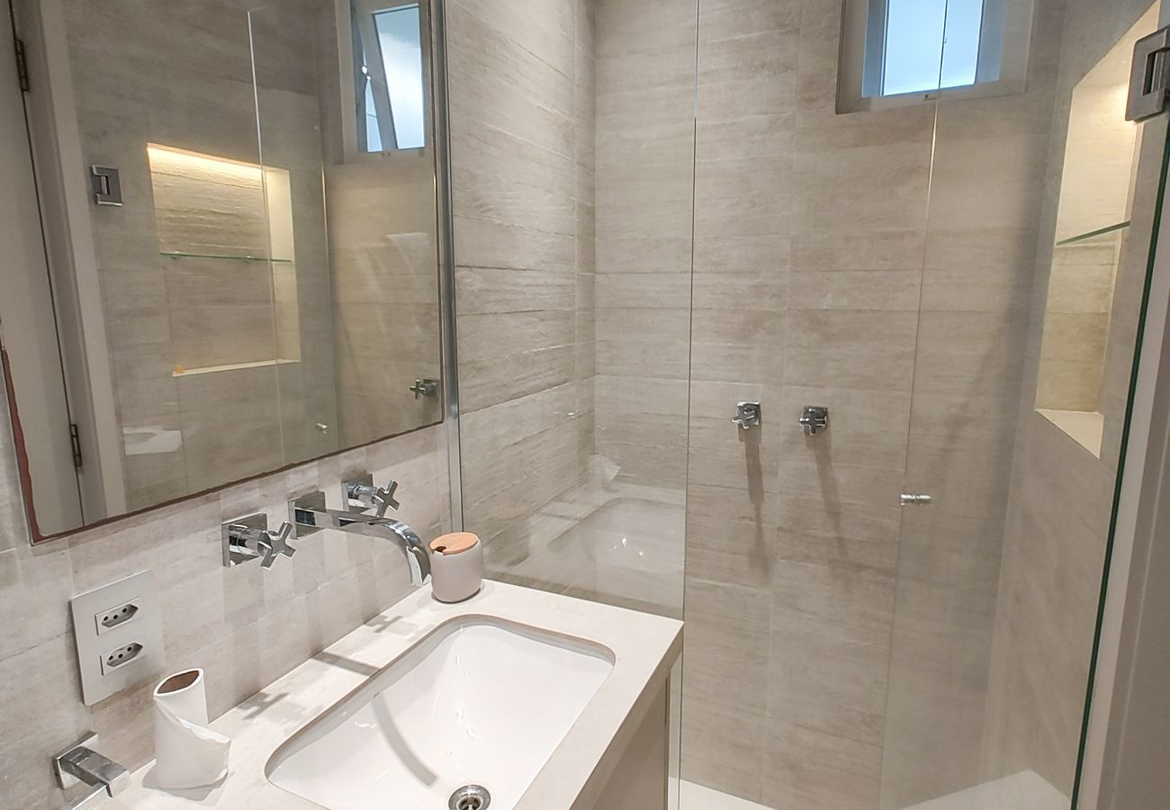 Apartamento em Rio de Janeiro - Igarapava202|2 qts no Leblon, 5 min a pé da praia 