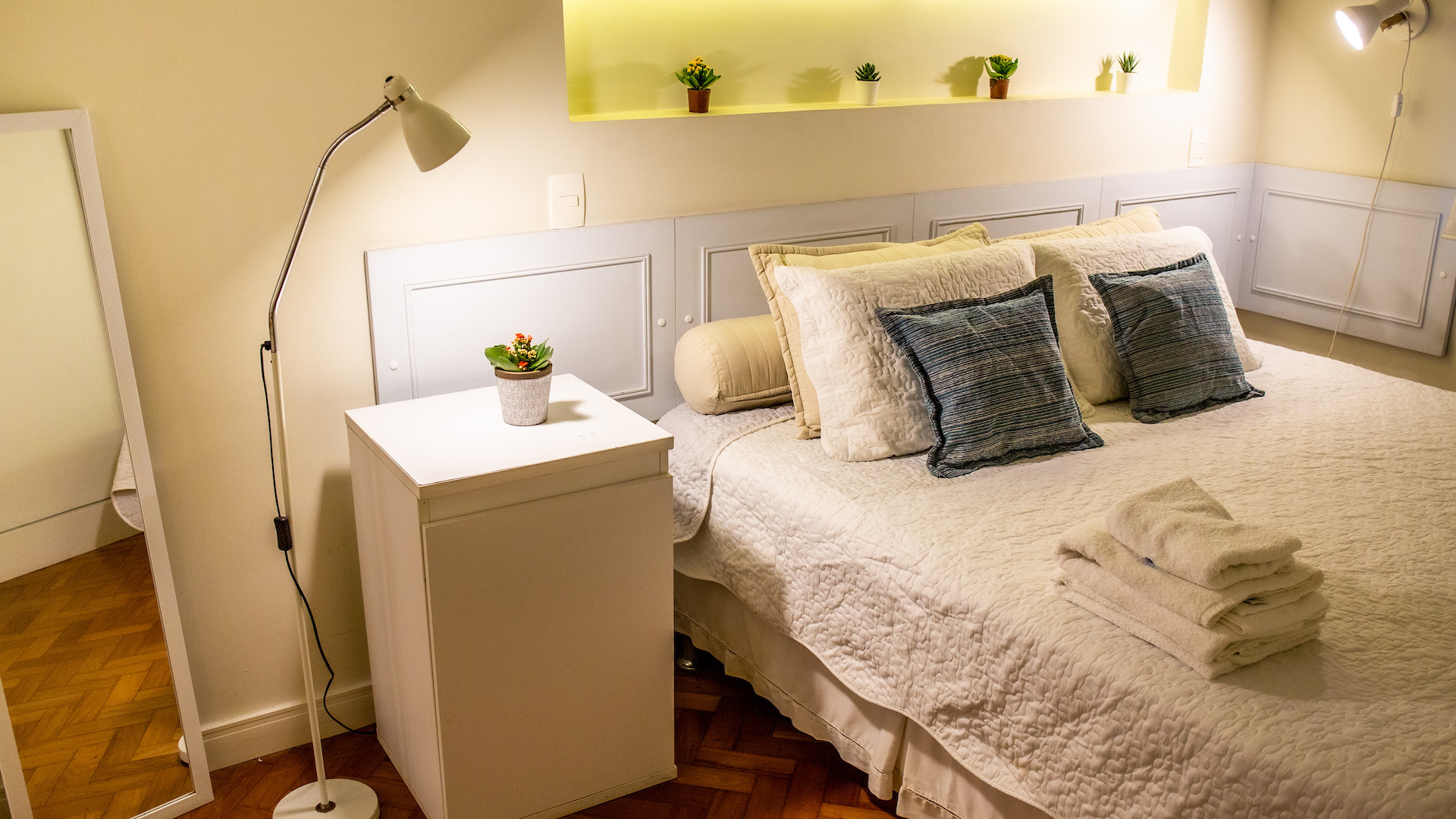 Cozy and well decorated room
