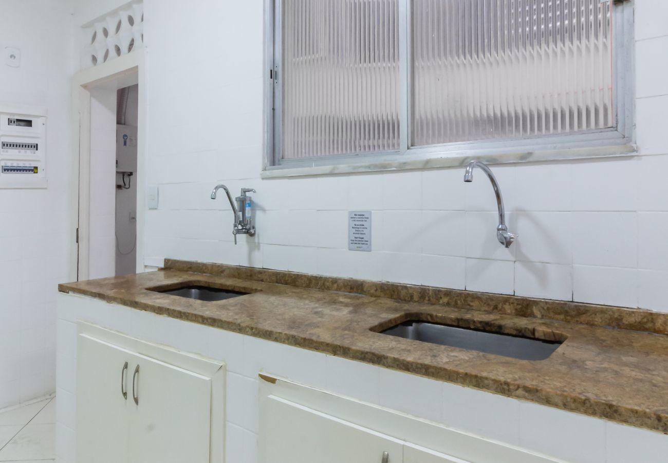 Apartment in Rio de Janeiro - 2 minutes from Copacabana beach | A306