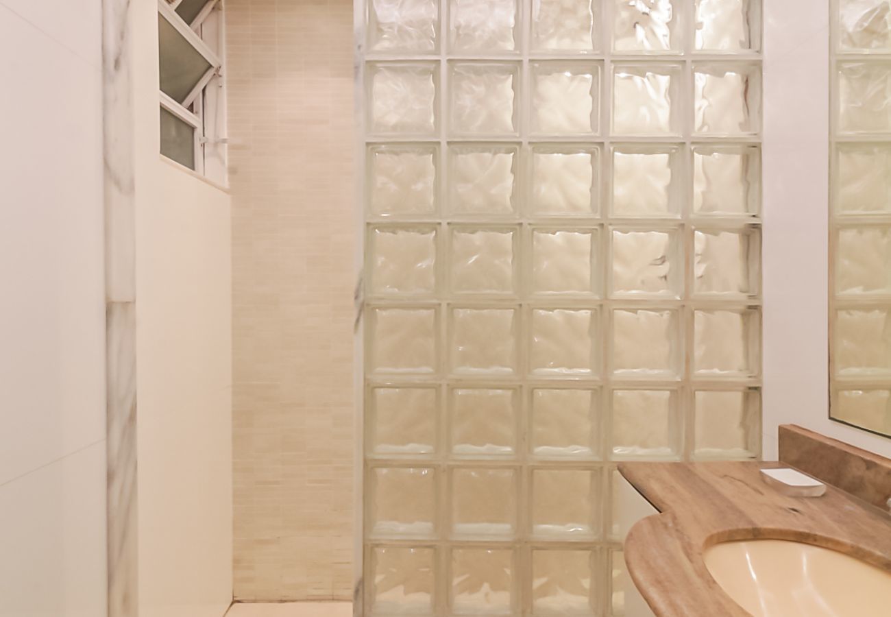Apartment in Rio de Janeiro - 2 minutes from Copacabana beach | A306