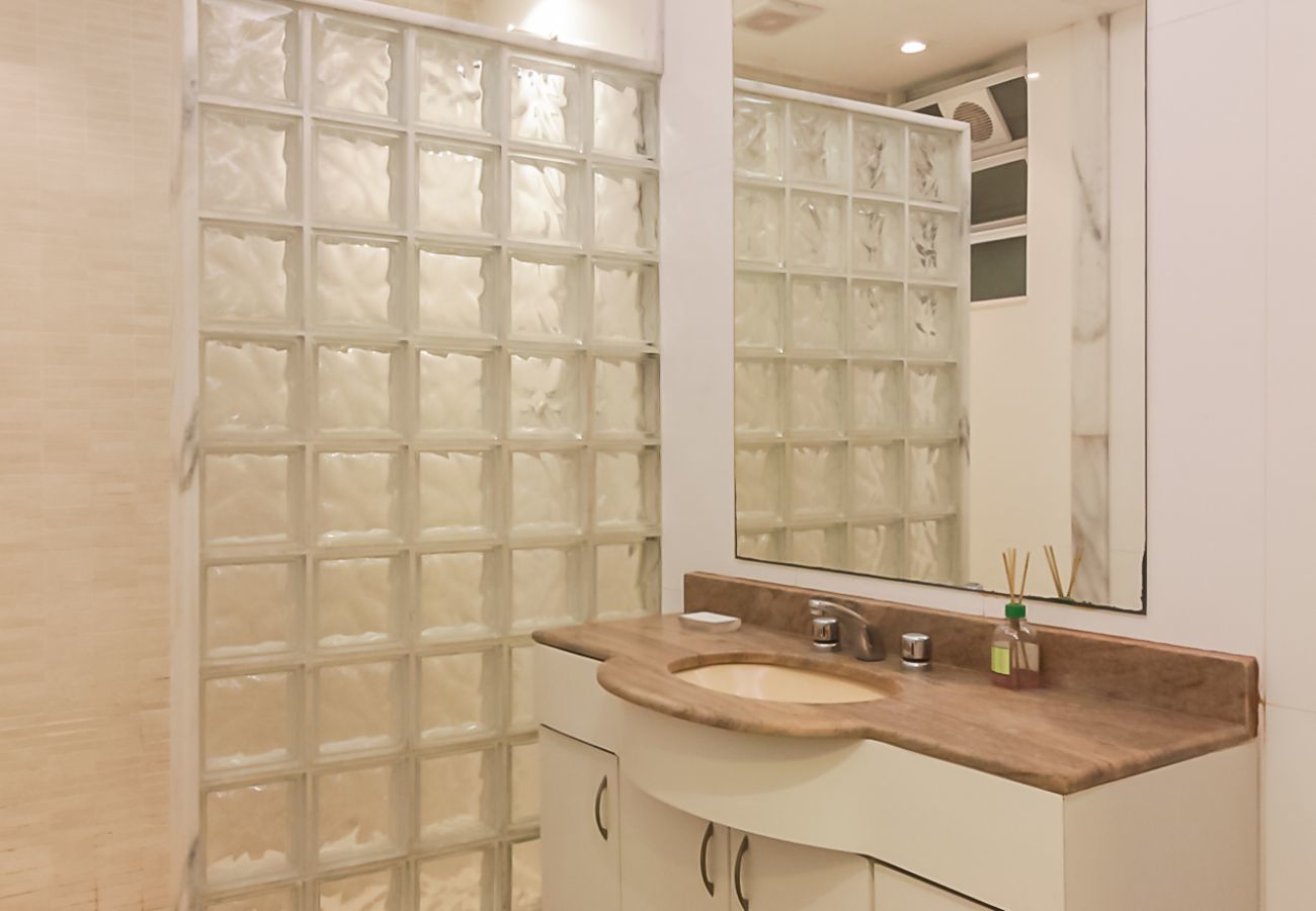 Apartment in Rio de Janeiro - 2 minutes from Copacabana beach | A306