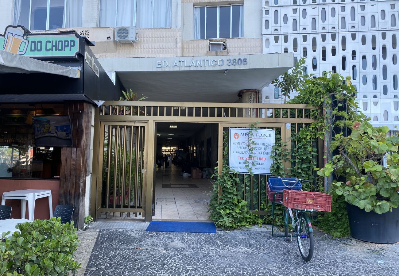 Studio in Rio de Janeiro - 1 minute from Copacabana beach | A923