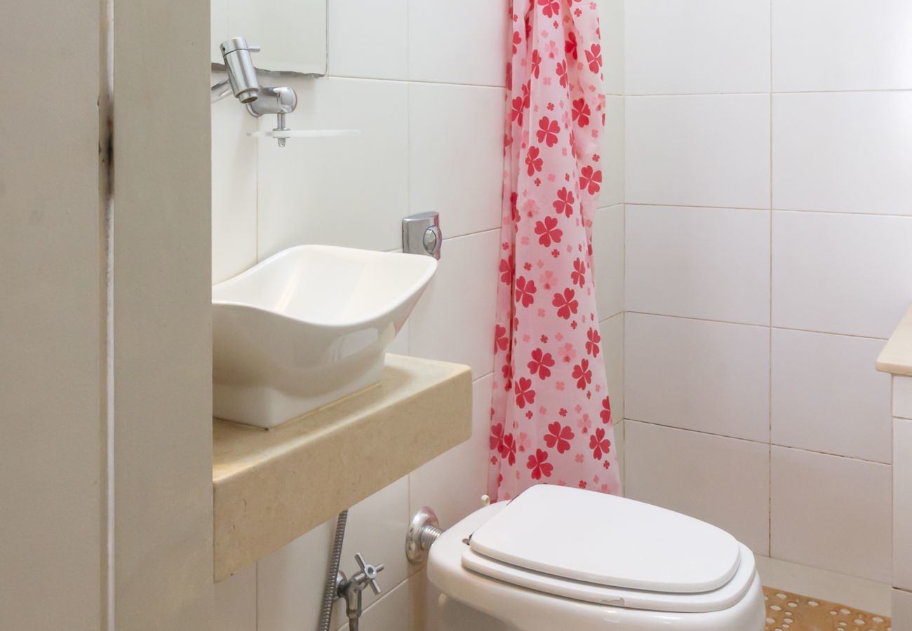 Apartment in Rio de Janeiro - 400 meters from Leme beach | PI401