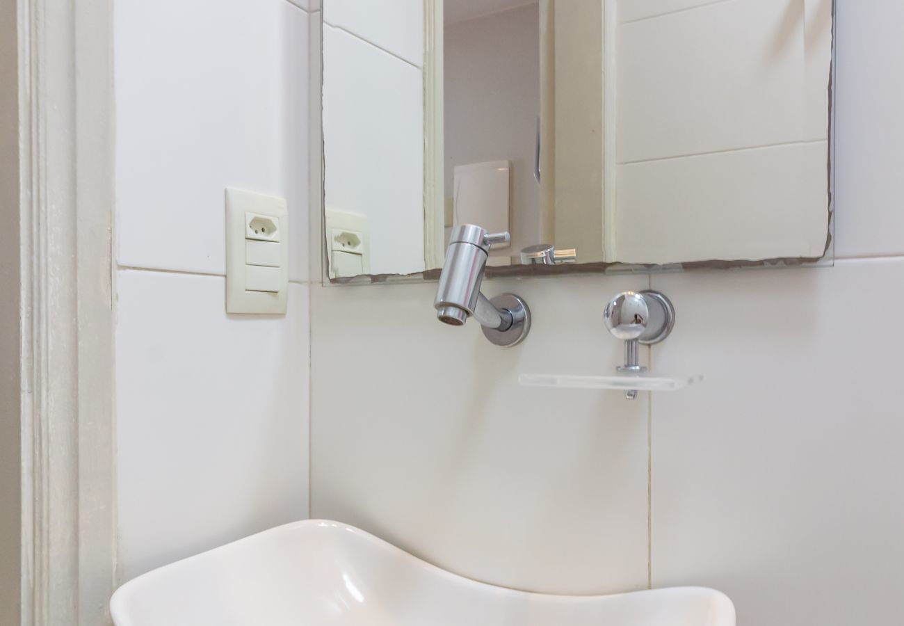 Apartment in Rio de Janeiro - 400 meters from Leme beach | PI401