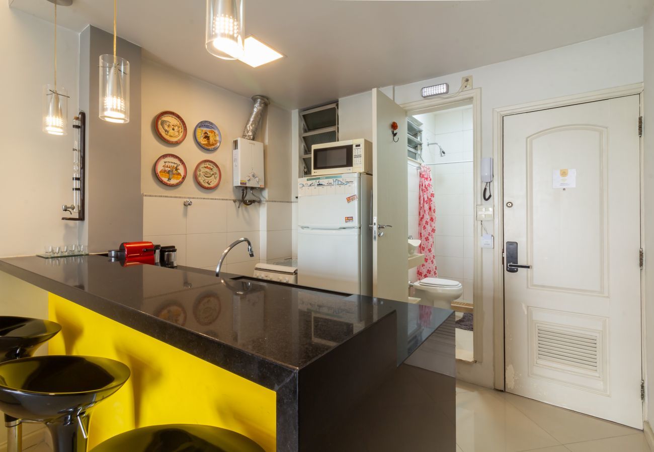 Apartment in Rio de Janeiro - 400 meters from Leme beach | PI401