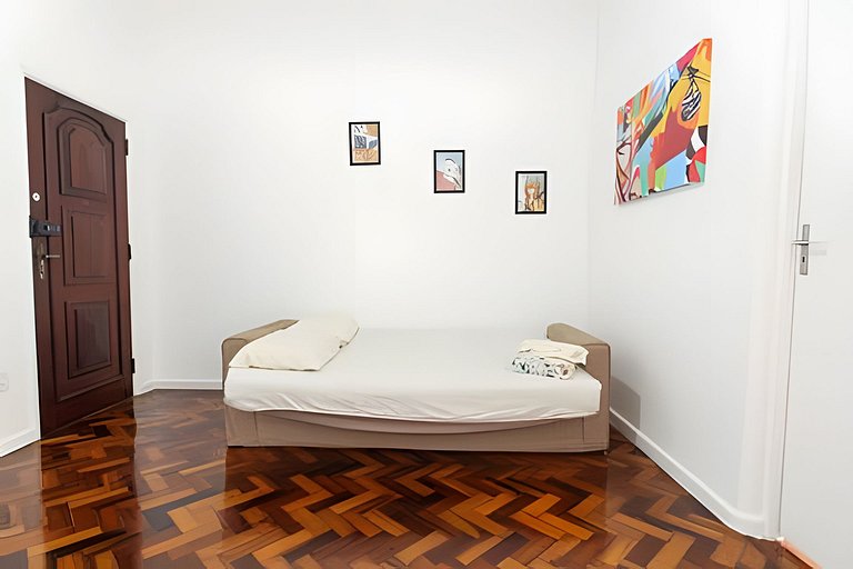 Ns604| quarto e sala à 400m da praia