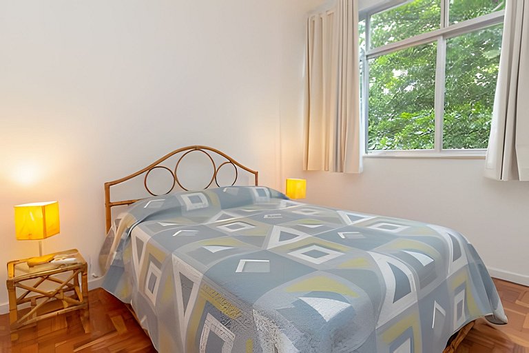 Ff401| Três quartos em rua tranquila do Leblon