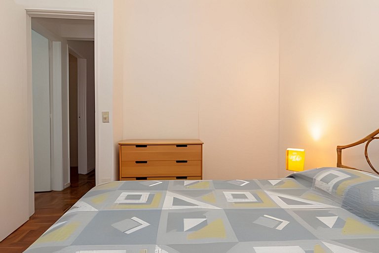 Ff401| Três quartos em rua tranquila do Leblon