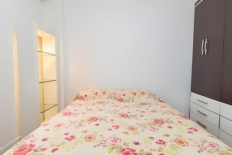 Ff401| Três quartos em rua tranquila do Leblon