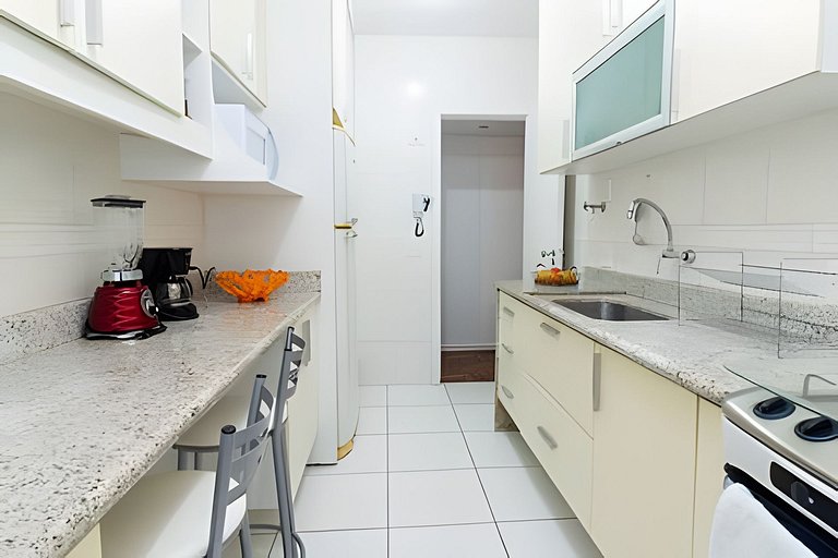 Ff401| Três quartos em rua tranquila do Leblon