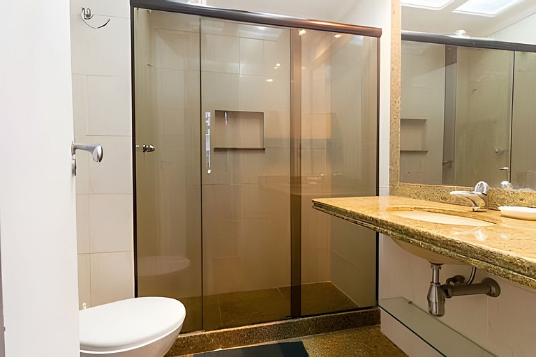 Ff401| Três quartos em rua tranquila do Leblon