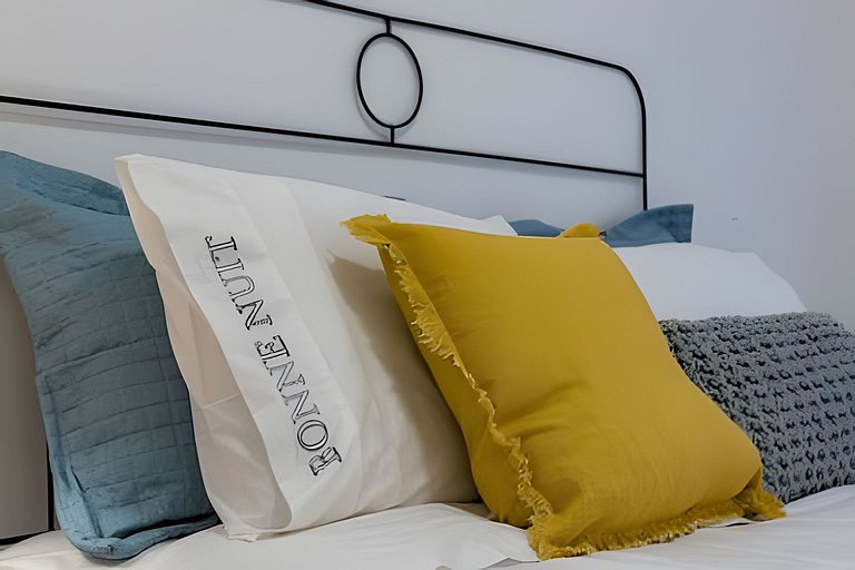 Hum104| Bedroom and living room in Leblon