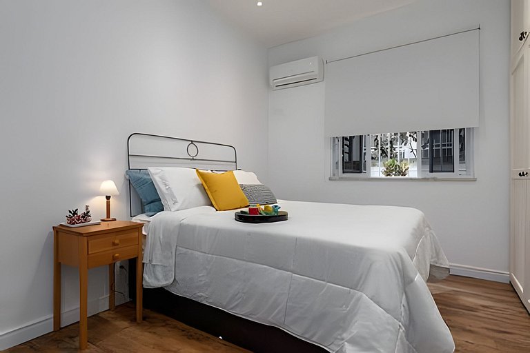 Hum104| Bedroom and living room in Leblon