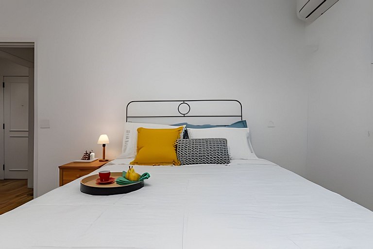 Hum104| Bedroom and living room in Leblon