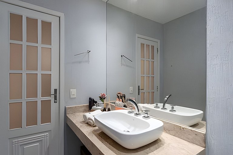 Hum104| Bedroom and living room in Leblon