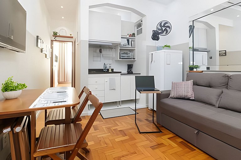 Pla813| Apt on the block from Copacabana beach