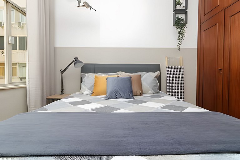 Pla813| Apt on the block from Copacabana beach