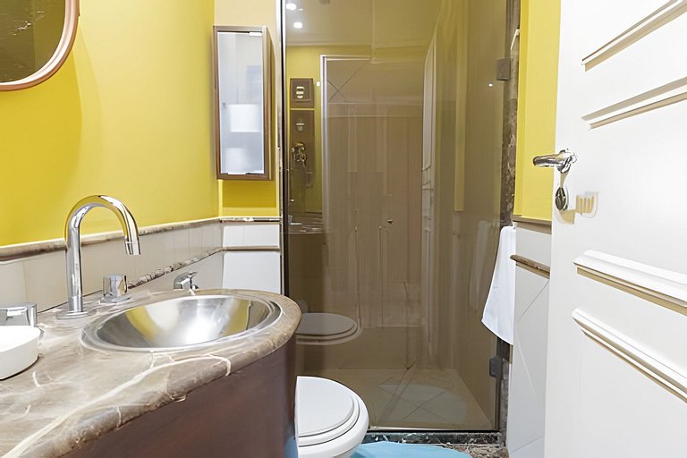 Ff503| Dpto en una calle bucólica de Leblon