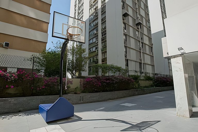 Ff503| Três quartos em rua bucólica do Leblon